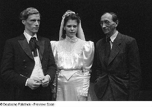 Szenen aus dem Stück "Die kleine Stadt" von Thornton Wilder am Deutschen Theater in Berlin : Szene mit Max Eckard als George (links) und Ruth Schilling als Emily (rechts)
