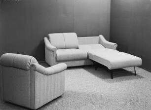 Sitzgruppe Zuckersack : Sitzgruppe Zuckersack. Holz, Polsterung mit Mischgewebebezug (Zuckersack) (1986; VEB Möbelkombinat Berlin (MKB)). Leipzig, Konsumgütermesse, 1986