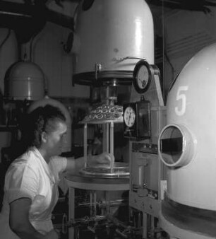 Arbeiterin des VEB Carl Zeiss Jena bei der Beschichtung