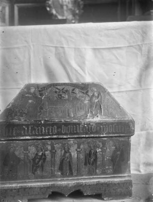 Reliquienkasten mit Heiligen und der Fritzlarer Peterskirche