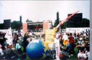 Demonstranten auf der Schlusskundgebung des Attac-Aktionstages "Eine andere Welt ist möglich!" am 14. September 2002 in Köln