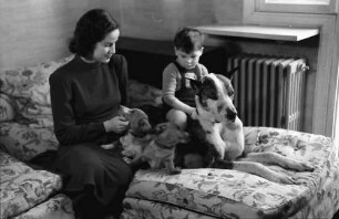 Bukarest: Haus des + Schriftleiters Wilhelm Müller, Mutter und Sohn mit Hund