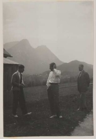 Hugo, Raimund und Franz von Hofmannsthal in Aussee vor einer Bergkulisse