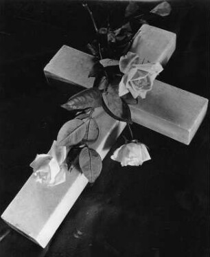 Kreuz mit Immortellenkranz und Rosen