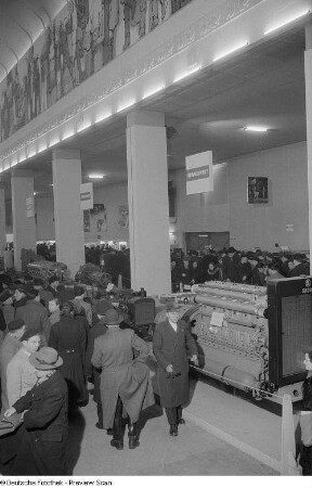 Besucher vor dem Messestand mit Maschinen der Firma Strojexport auf der Ausstellungsfläche der Tschechoslowakei