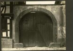 Hauptstr. 81. "Dampfnudel Tor" 1660. Scheitelstein, Lamm mit Fahne und Schlächterbeil