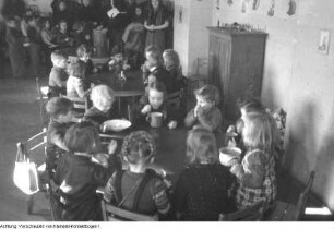 Internationales Rotes Kreuz. Kinderspeisung durchgeführt von Ordensschwestern, 1949