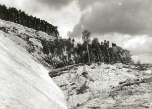 Oberlausitz, Neißeniederung. Niederbusch am Tagebau Hirschfelde. Bergrutsch an der Ostseite mit abgesacktem Waldstück. Blick von Süden. 30.4.1940