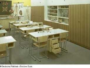 Schulbank : Ausstellungskoje mit Polytechnischem Kabinett. Ansicht mit Anbauwand und Schulbänken (1973)