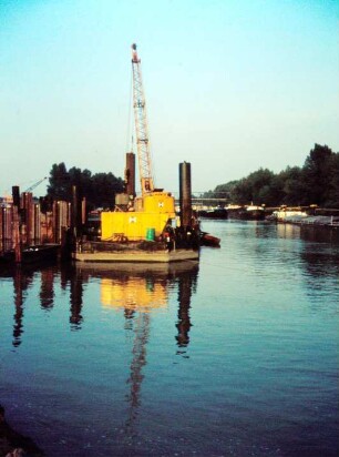 Rammarbeiten an der alten Südschleuse Gelsenkirchen/Rhein-Herne-Kanal