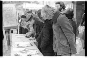 Kleinbildnegativ: Infostand, Bürgerinitiative Kraftwerk Oberhavel, 1976