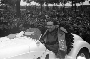 Avus-Rennen: Portrait Kurt Illmann (mit Kranz)