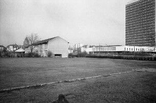 Sportgelände der Weinbrennerschule mit Bolzplatz und leichtathletischen Anlagen