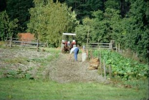 Gartenarbeit, Mann und Traktor