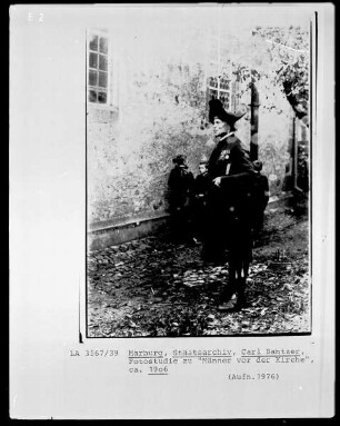 Fotostudie zu "Männer vor der Kirche"