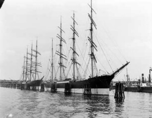 Hafenrundfahrt im Hamburger Hafen : Am Kai zwei Segelschiffe