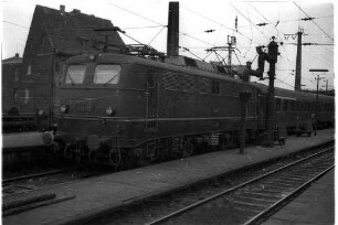 Köln Hbf, Elok E 10, dahinter ein gekröpfter Wasserkran