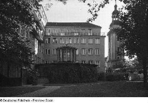Logierhaus mit Brunnenpavillon : Logierhaus mit Brunnenpavillon (A. 20. Jh.) und Turm der kathol. Pfarrkirche