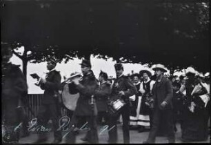 Evian. Musikzug und Zuschauer der Regatta