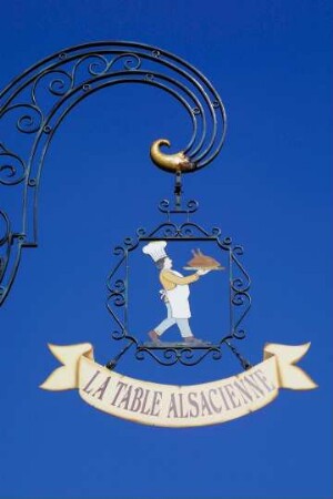 Frankreich. Alsace. Haut Rhin. Kaysersberg. Restaurant Schild