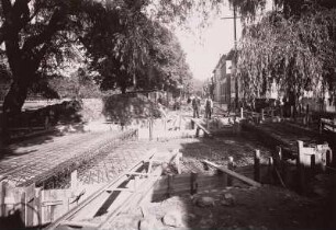 Güstrow. Bau der Straßenbrücke über den Graben am Rosengarten. Blick auf Schalung und Bewehrung für massive Fahrbahnwanne