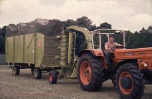 Fotografie: Futtererntetechnik, Feldhäcksler angebaut, Grassilage, Pickup, Transport, Transportgerät