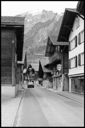 Brienz: Ortstraße mit Holzhäusern
