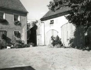 Schmölln-Putzkau, Dammweg 9. Hakenhof (1851/1900). Hofecke mit Durchgang