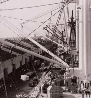 Hochseefrachter am Stückgutkai : Monrovia (Liberia), Hochseefrachter am Stückgutkai des Hafens, um 1960