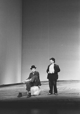 Szenenbilder aus "Warten auf Godot", Theaterstück von Samuel Beckett. Schiller-Theater Berlin, Februar 1965