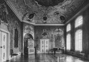 Eisenach, Stadtschloß (1742-1745). Rokokosaal mit Orgelpositiv und Flügel, Nordflügel 1. Stock