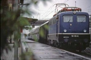 Vaihingen/Enz-Nord Lok 110 185 ER3011 BnB-Wagen Bahnsteig Lokführer
