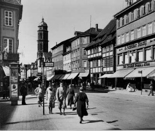 Göttingen (Niedersachsen). Straßenszene. Blick über die Weenderstraße Richtung zur Pfarrkirche St. Jacobi, die von 1361 bis 1433 im gotischen Baustil errichtetet wurde