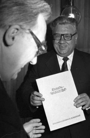 Verleihung der silbernen Verdienstmedaille für Verdienste um die Elektrohandwerke an Heinz Schuster von der Firma Gebrüder Betz