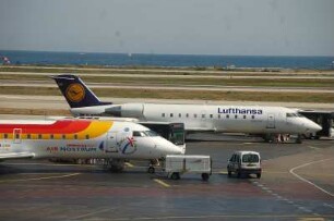 Airport Nizza - parkende Jets : Flughafen Nizza, Lufthansa und spanische Iberia, Hintergrund neben der Piste das Meer, aufgenommen 2006