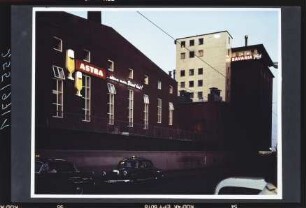 Bavaria-Sankt-Pauli-Brauerei in der Davidstraße 60, Hamburg mit Werbespruch für Bier der Marke Astra und Taxis vom Typ Opel-Kapitän und Mercedes-Benz 180