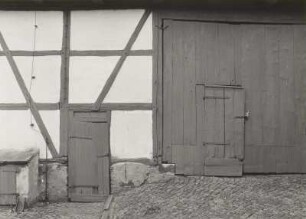Mobschatz-Rennersdorf, Brabschützer Straße 1. Bauernhof (1. H. 19. Jh.). Scheune, Tür und Tor