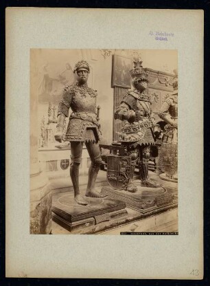 Hofkirche, Innsbruck: Schwarze Mander am Kaisergrab von Maximilian I.