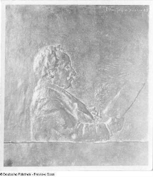 Vater, Noten lesend. Gips, getönt (1908; E. Richter). Dresden-Südvorstadt, Eisenstuckstraße, Atelier der Künstlerin