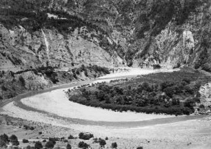 Vegetationslandschaft : Blick auf die Schleifen des Oued Agrioun. Im Flusstal befinden sich Macchie- und Lorbeerbüsche. An den Berghängen sind Eichen, Eschen und Macchiebewachsung sowie vereinzelte Getreidefelder zu erkennen.