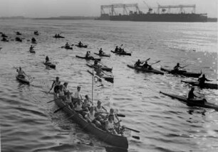 Hamburg. Jugendliche bei einer Regatta auf der Elbe, im Hintergrund Deutsche Werft auf Finkenwerder