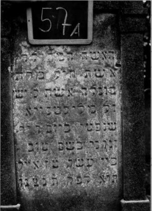 Grabstein 57 (Index: 100111120) Material: Sandstein Zustand: beschädigt, leicht verwittert Maße HxBxT: 179x68x16 cm Beschreibung: ädikulaartige Stele mit Pilastern, giebelartiger Abschluß mit Verdachung: Grabstein 57A