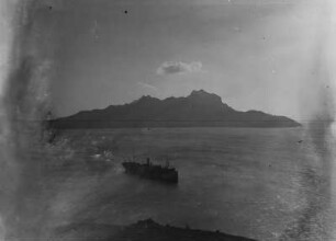 São Vicente : Blick auf das Meer mit Dampfer, im Hintergrund Insel mit Washington's Head (Monte Cara).