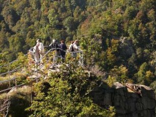 Touristen an einem Aussichtspunkt bei der Rosstrappe über dem Bodetal bei Thale im Harz