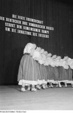 Tänzer des Rahmenprogramms zur Leipziger Herbstmesse 1954