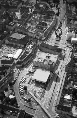 Freiburg: Karlsplatz mit Kongresshaus und Siegesdenkmal, von Osten