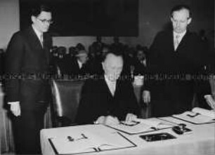 Robert Schuman unterzeichnet den Deutschlandvertrag in Bonn