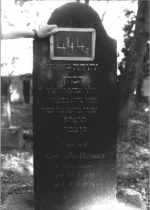 Grabstein 444 (Index: 100111726) Material: Granit Zustand: gut Maße HxBxT: 161x48x16 cm Beschreibung: Stele, breiter Sockel, Konvexbogenabschluß Symbolik: segnende Hände: Grabstein 444A