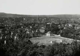Reutlingen, Stadtansicht : Reutlingen. Stadtansicht mit Marienkirche. Blick über Tennisplätze und über das Echaztal gegen den Hohbuch (Lias-Stufe) nach Westen