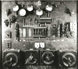 Doppeltwirkende Gegendruckdampfmaschine mit liegendem Zylinder. 30 PS (22 kW). F. Mattick Pulsnitz, 1896. Schalttafel. Großröhrsdorf, Bandtex Werk III (vormals A. C. Boden)